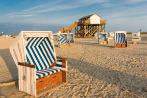 Nordseeküste mit Sylt - Strandkörbe auf dem Strand von St. Peter-Ording, Nordfriesland