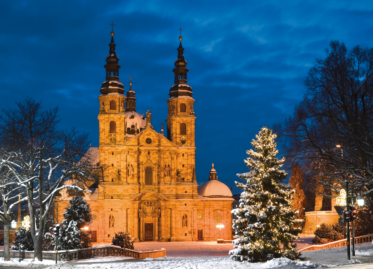 Fuldaer Dom im Winter mit Schnee und Weihnachtsbaum bei Nacht
